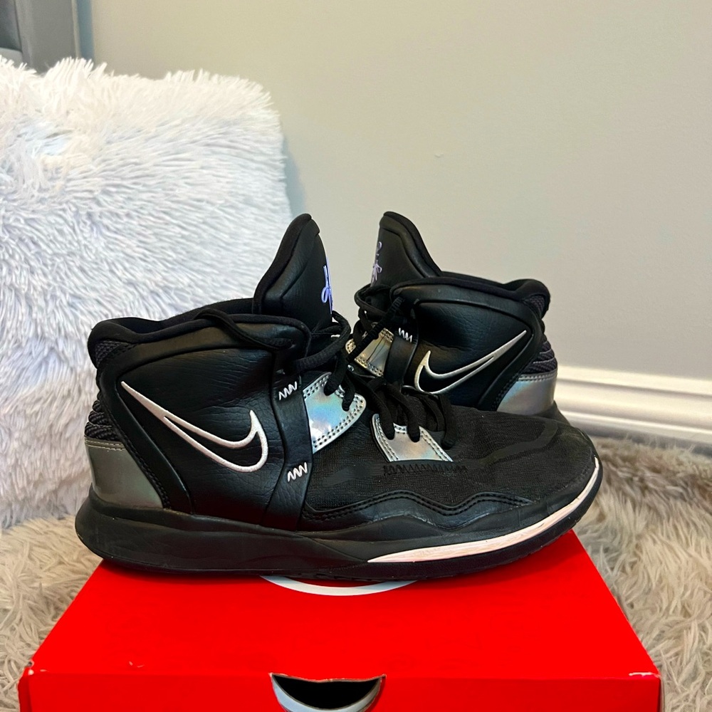 🏀 ~ Nike Kyrie Infinity Black Metallic Silver (GS)